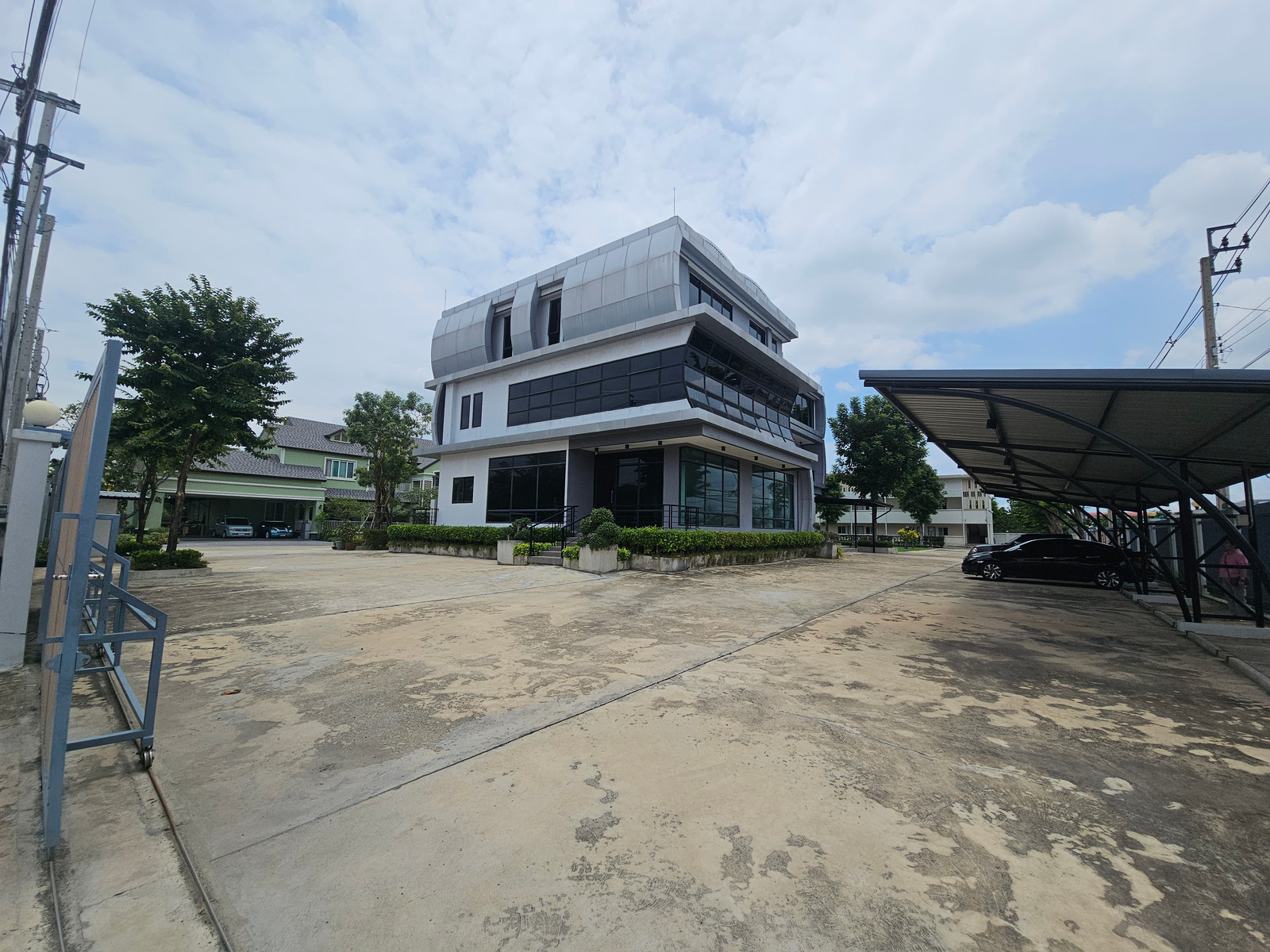 ที่ดินพร้อมสำนักงานและหอพัก พุทธมณฑลสาย 1 #เช่าสำนักงานพุทธมณฑลสาย1 ปล่อยเช่าด่วน! ที่ดินพร้อมอาคารสำนักงานหรู 3 ชั้น หอพักพนักงาน และสิ่งปลูกสร้างครบครัน บนทำเลศักยภาพติดถนนพุทธมณฑลสาย 1 (ซอย 17) เนื้อที่รวมประมาณ 2 ไร่ พื้นที่ใช้สอยรวมอาคารสำนักงานกว่า  – รูปที่ 2