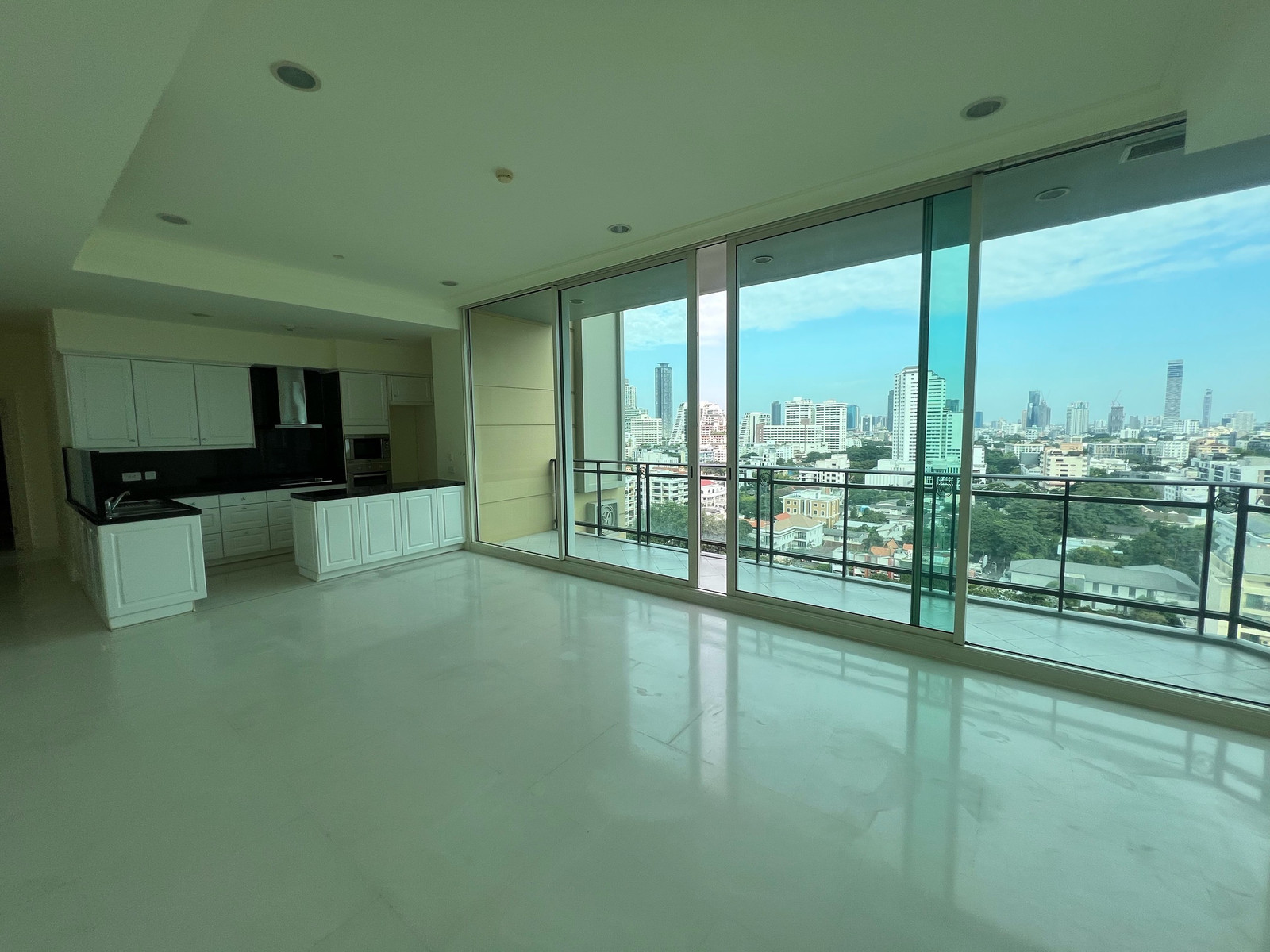 Royce Private Residence 2 bedrooms, private lift, open view, great price 21.6 MB 112 sqm Call: 0635925888 Royce Private Residence 2 bedrooms, private lift, open view, great price 21.6 MB 112 sqm Call: 0635925888