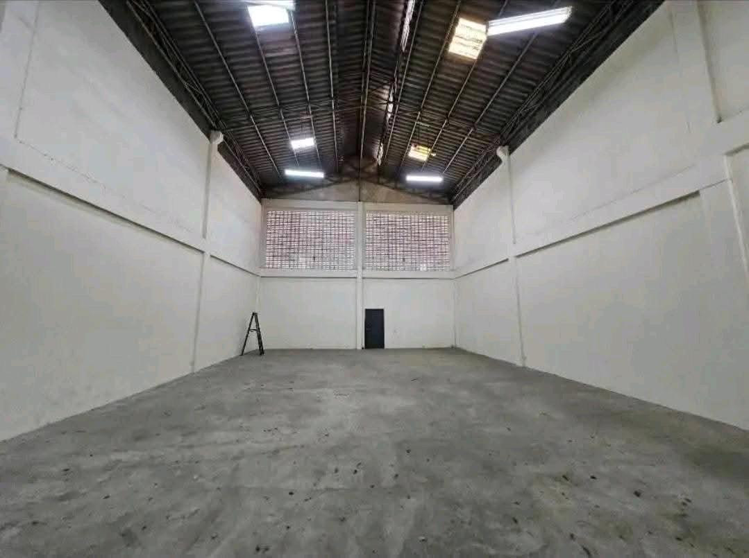 Warehouse for rent in Soi Phetkasem 85. (Its in the same alley as dohome.) Big area, in front of the road, inside the warehouse is spacious. The usable area is 300-400 sq m. There are 2 work rooms and 2 bathrooms. There is parking in front of the tenants  – รูปที่ 4