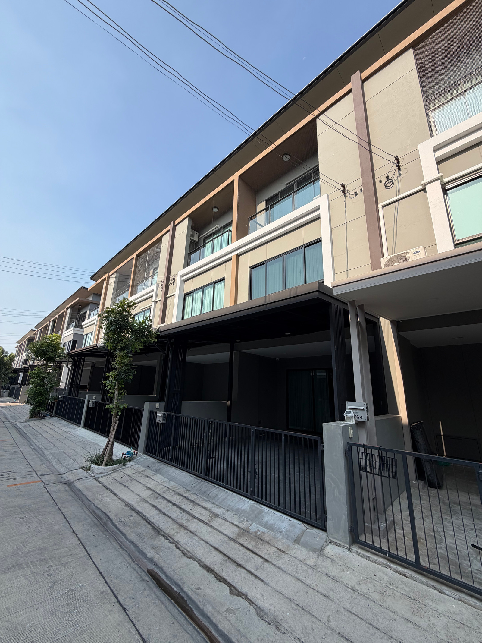 3-story townhome for sale, Premium Place Phahonyothin - Ramindra, next to Theparak Road. Near the Green Line, Sai Yut Station, near Don Mueang Airport, convenient travel. – รูปที่ 3