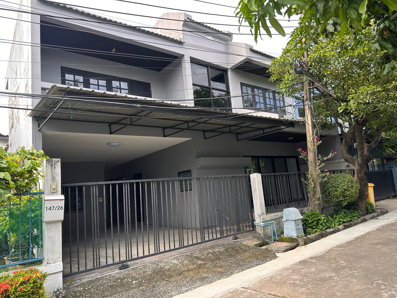 Beautiful townhome, 2 floors, 3 bedrooms, 3 bathrooms, usable area 160 sq m., land 33 sq m., shady village next to Phahon Yothin Road. Beautiful townhome, 2 floors, 3 bedrooms, 3 bathrooms, usable area 160 sq m., land 33 sq m., shady village next to Phahon Yothin Road.