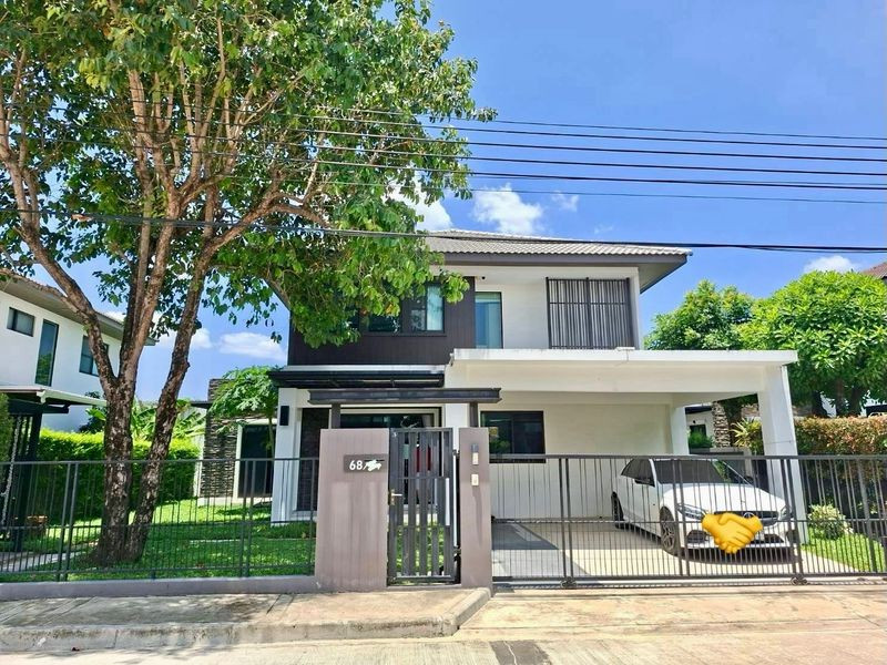 Single house for rent next to Mega Bangna, beautiful house, ready to move in, Mantana Bangna Km.7, house with wide lawn area. Magnificent central area, wide roads, lake