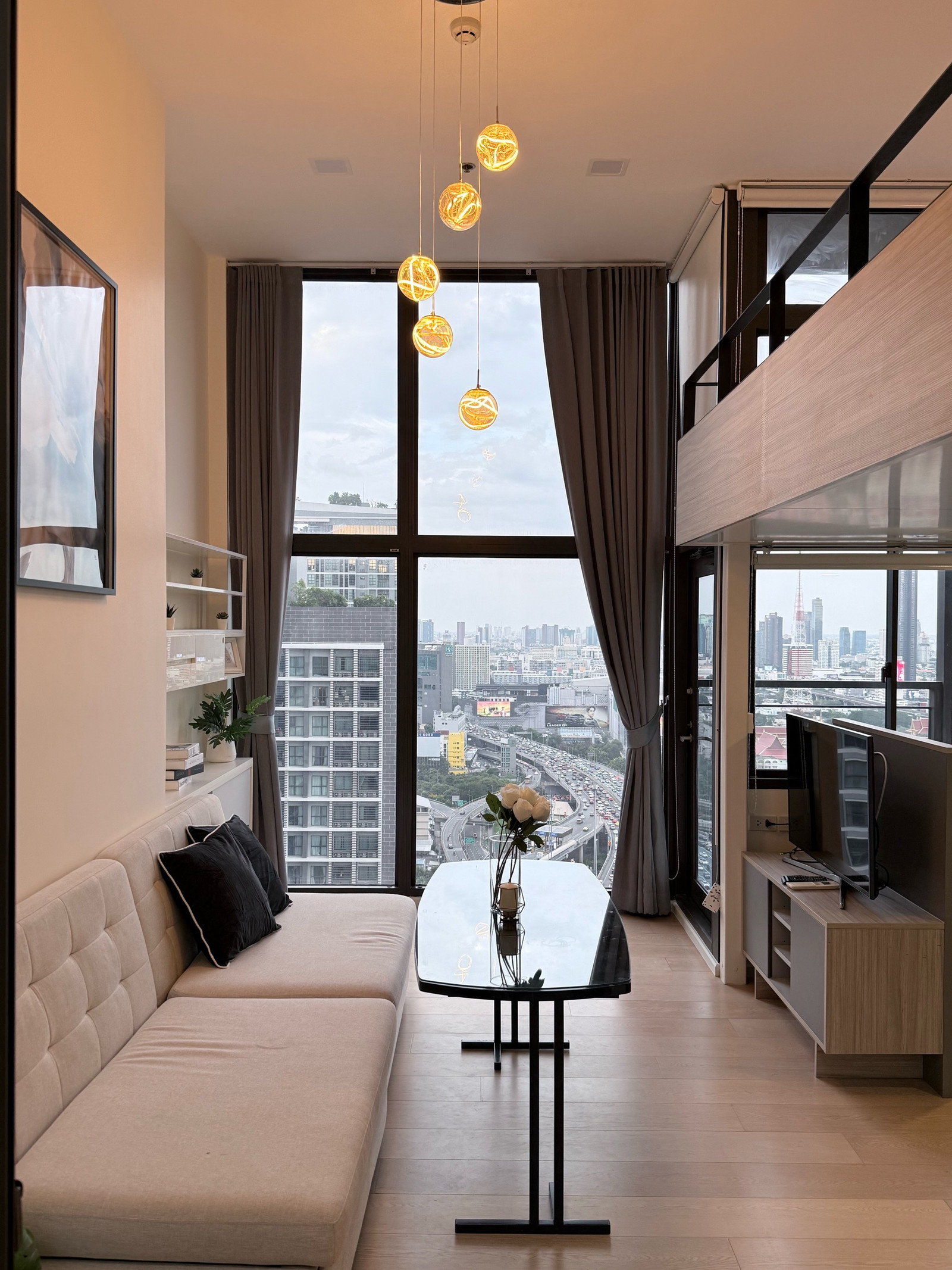 🎉 Condo ready to move in, Chewathai Residence Asoke, complete with furniture and decorations, ready to move in.