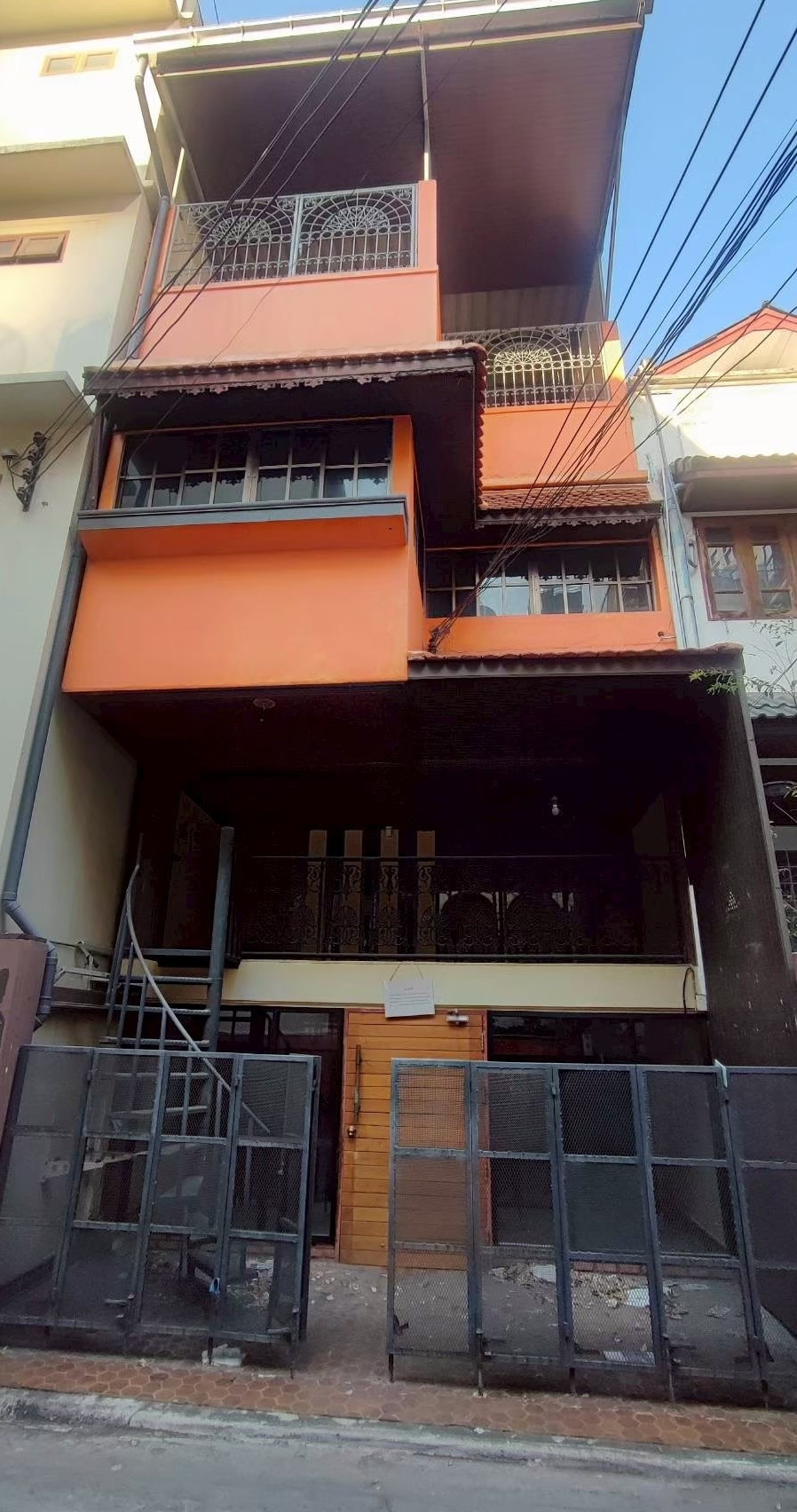 500 meters from Dusit Central Park and Lumpini Park, near BTS Skytrain. Townhouse for rent, Sala Daeng, Silom, with rooftop. 500 meters from Dusit Central Park and Lumpini Park, near BTS Skytrain. Townhouse for rent, Sala Daeng, Silom, with rooftop.
