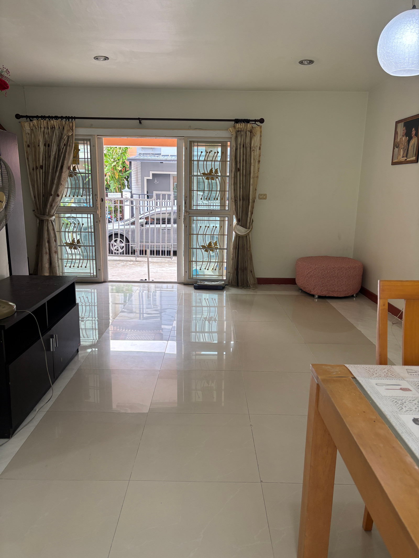 Townhome for sale, 2 floors, 3 bedrooms, 2 bathrooms, width 6 meters, parking for 2 cars. Townhome for sale, 2 floors, 3 bedrooms, 2 bathrooms, width 6 meters, parking for 2 cars.