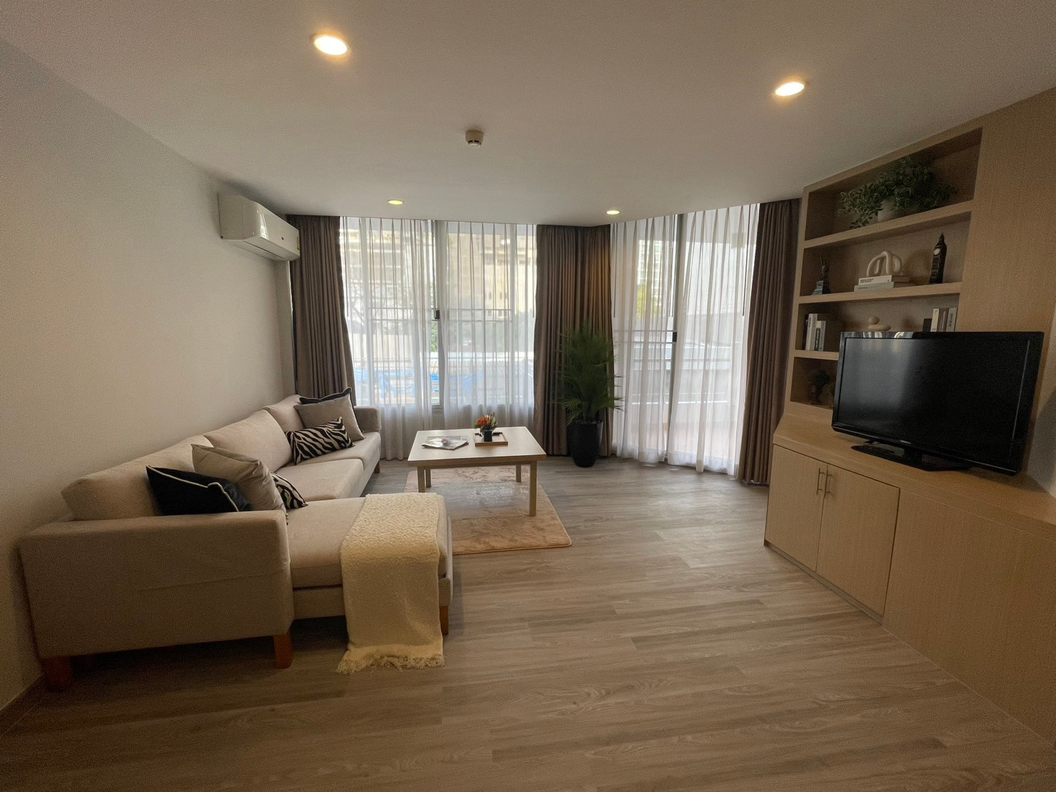 🐱🐶For Rent ✨Pet-friendly Apartment in Phrom Phong✨ 2 beds, 2 baths, size 150 sqm, Near BTS Phromphong (1.1 km), Tel.0982645161