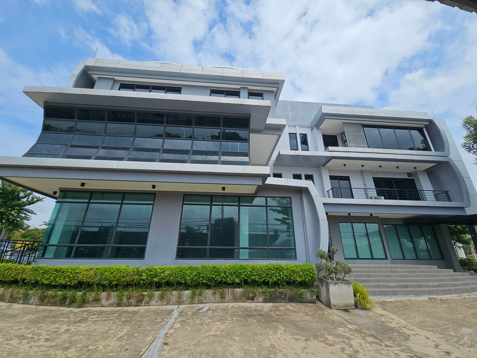 ที่ดินพร้อมสำนักงานและหอพัก พุทธมณฑลสาย 1 #เช่าสำนักงานพุทธมณฑลสาย1 ปล่อยเช่าด่วน! ที่ดินพร้อมอาคารสำนักงานหรู 3 ชั้น หอพักพนักงาน และสิ่งปลูกสร้างครบครัน บนทำเลศักยภาพติดถนนพุทธมณฑลสาย 1 (ซอย 17) เนื้อที่รวมประมาณ 2 ไร่ พื้นที่ใช้สอยรวมอาคารสำนักงานกว่า  – รูปที่ 4
