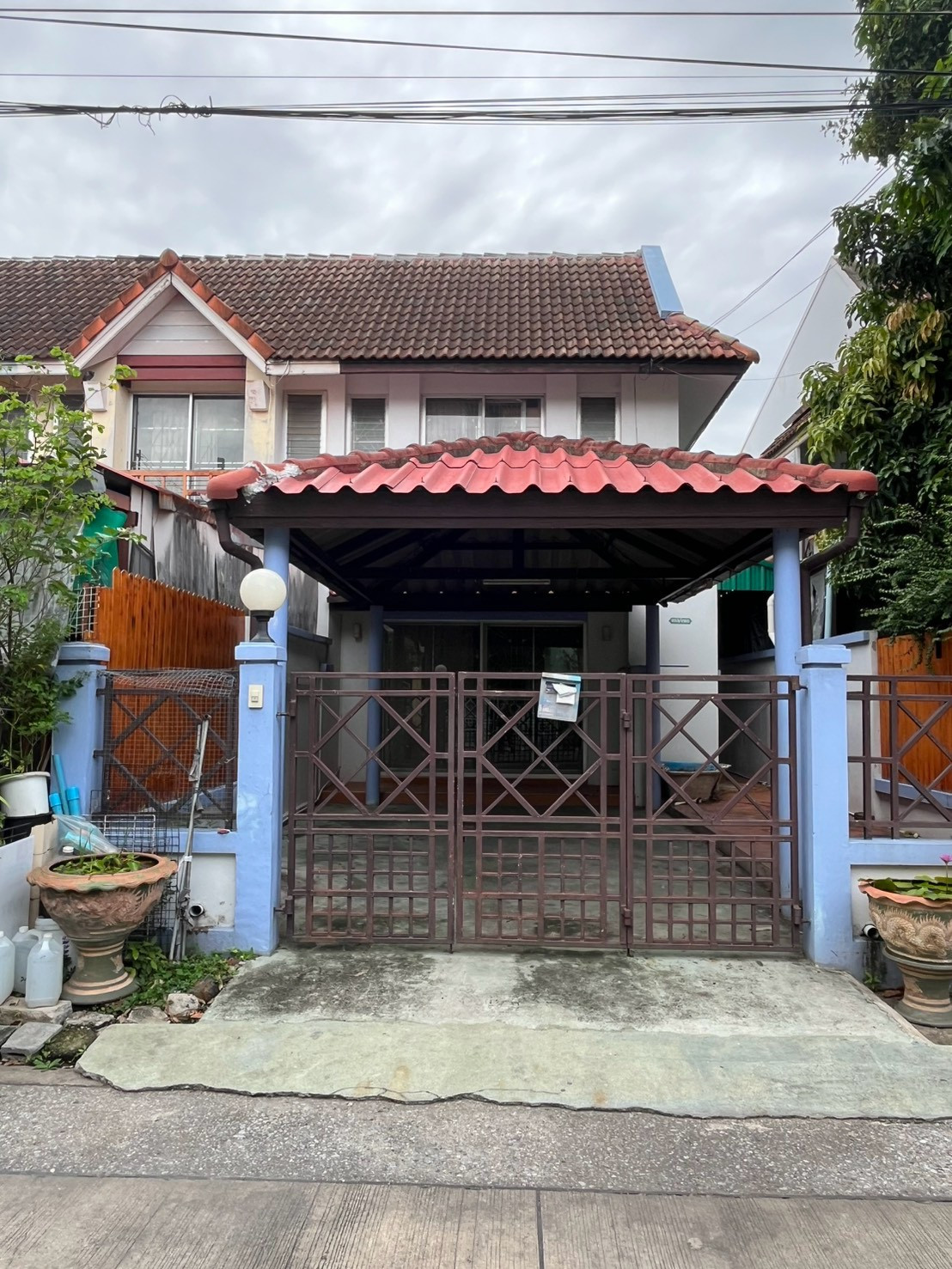 ขายด่วน! ทาวน์เฮ้าส์หลังริม แปลงสวย พร้อมอยู่ หมู่บ้านพูนสินธานี 3 ราคาเพียง 2,400,000 บาท – รูปที่ 2