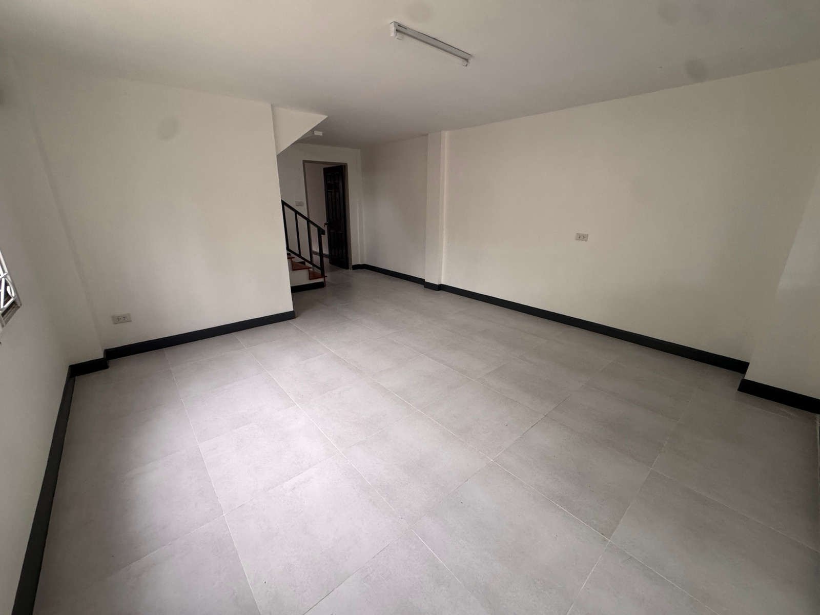 ทาวน์โฮมให้เช่า (บ้าน renovate ใหม่มาก) มีทั้งหมด 3 ชั้น  หน้าปากซอยมี MRT ติวานนท์ – รูปที่ 3