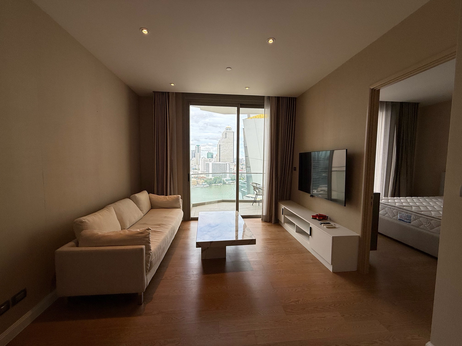 Magnolia Waterfront Iconsiam 2bed 85K call 0886166564