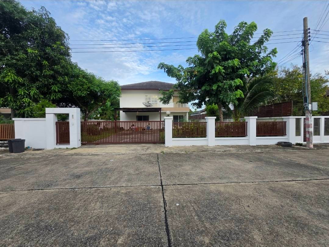 Single house for rent, Chom Ploen Ville, near Kasemrad Hospital, Bang Khae, just 8 minutes. Single house for rent, Chom Ploen Ville, near Kasemrad Hospital, Bang Khae, just 8 minutes.