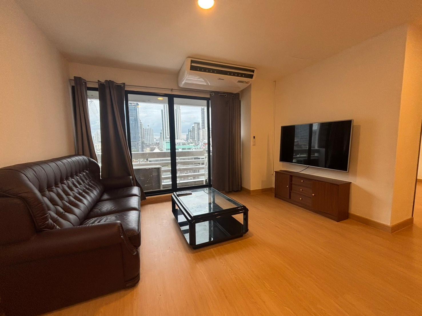 ห้องยูนิตใหญ่ 100 ตรม  สามนอน สองน้ำ ห้องมุม ติดสวนเบจญฯ เดินไปเพียง 250 ม   บรรยากาศ เงียบสงบใน สุขุมวิท ซอย10   