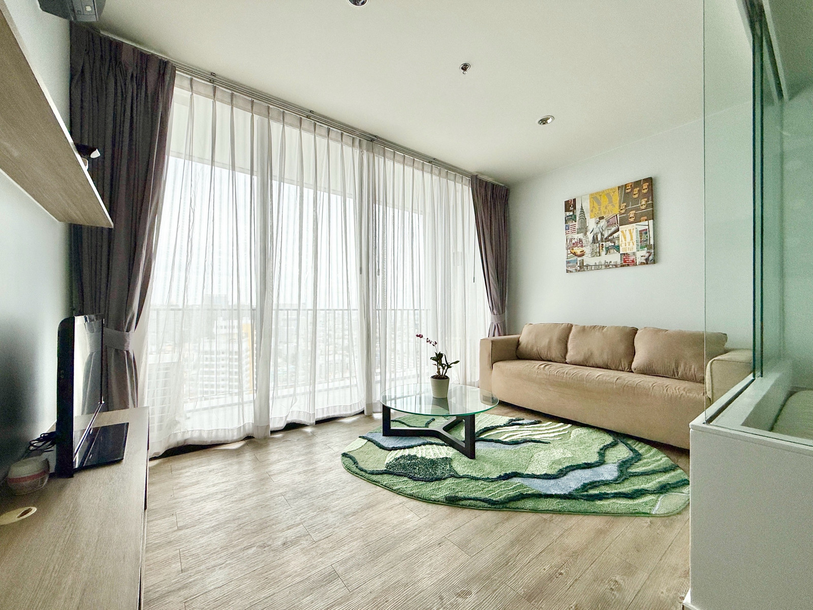 For sale: The Issara Lat Phrao, 34 sq m., 32nd floor, north side, 2.85 million, near MRT, beautiful room, exactly as described.