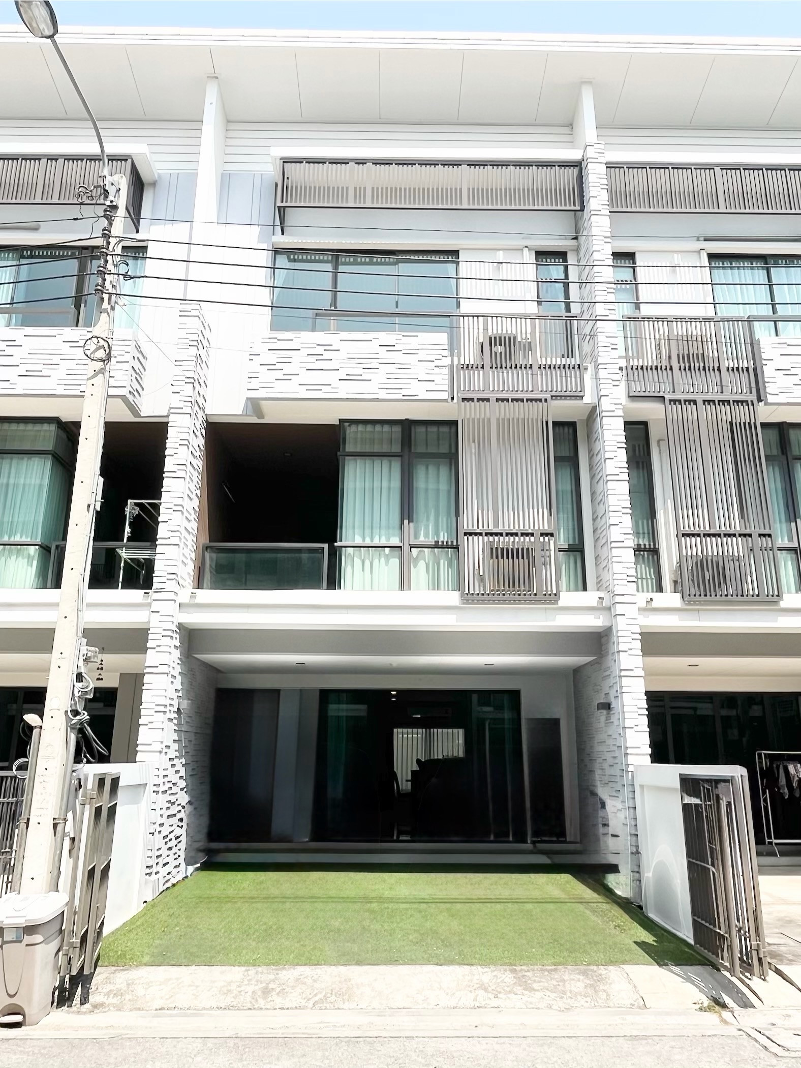 ให้เช่า ทาวน์โฮม 3 ชั้น PLEX บางนา พร้อมอยู่ ให้เช่า ทาวน์โฮม 3 ชั้น PLEX บางนา พร้อมอยู่