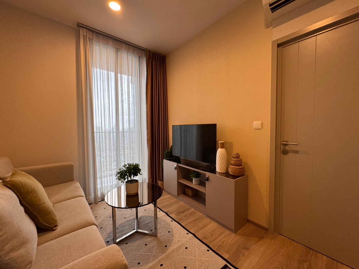 🔥 HOT DEAL! oka haus Sukhumvit 36 ​​— 1 bedroom, high floor, open view. Project decoration room The price is secretly negotiable! Cooper Agent Call: 092-461-6989