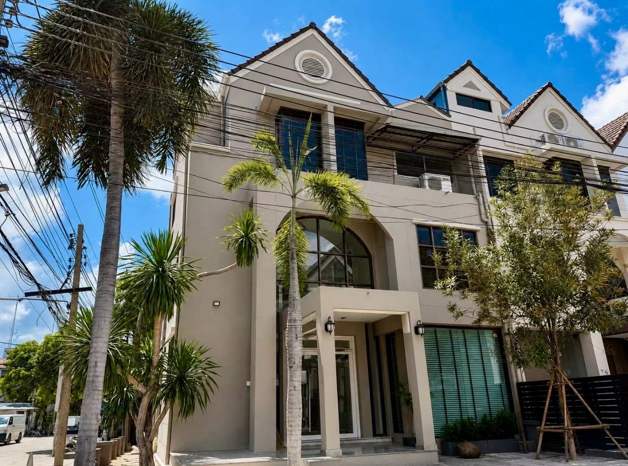 4-story office building for rent, Town in Town location, 6 bedrooms, 4 bathrooms. 4-story office building for rent, Town in Town location, 6 bedrooms, 4 bathrooms.