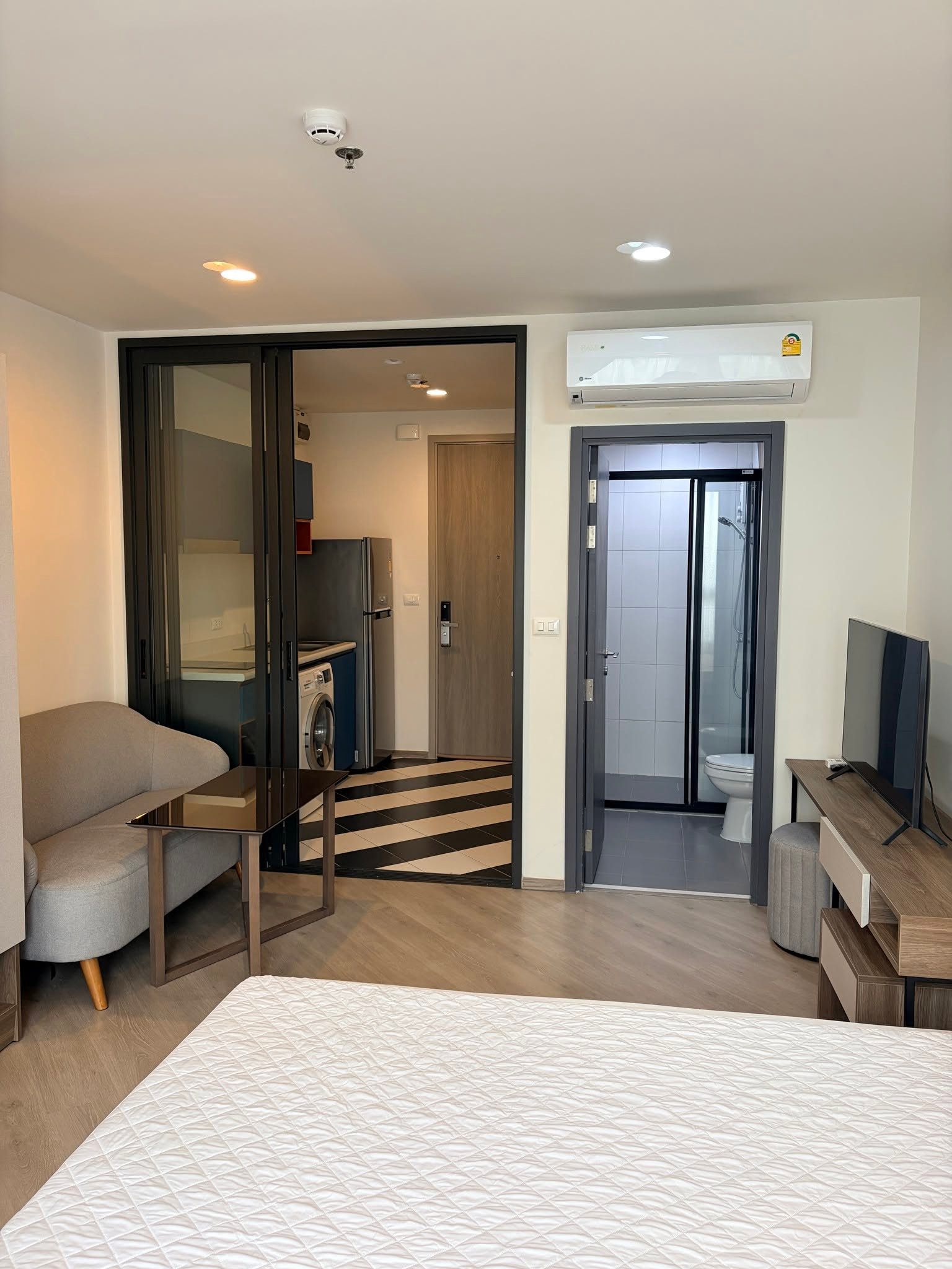 🔥 ให้เช่า เดอะ เบส สะพานใหม่ (THE BASE Saphanmai)  📍  ใกล้รถ BTS สะพานใหม่  💰 ค่าเช่า 13,500 บาท