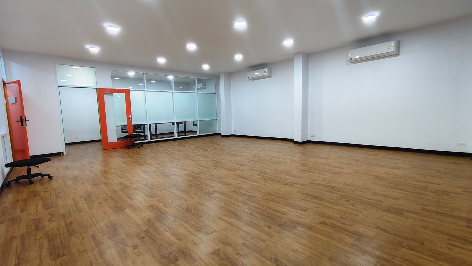 🏢 ออฟฟิศให้เช่า ขนาด 76.7  ตร.ม. ห้องมุม วิว BTS มีห้องประชุม  ใกล้ BTS พระโขนง เพียง 200 ม.  ติดถนนสุขุมวิท ราคา 50,204 บาท/เดือน – รูปที่ 3