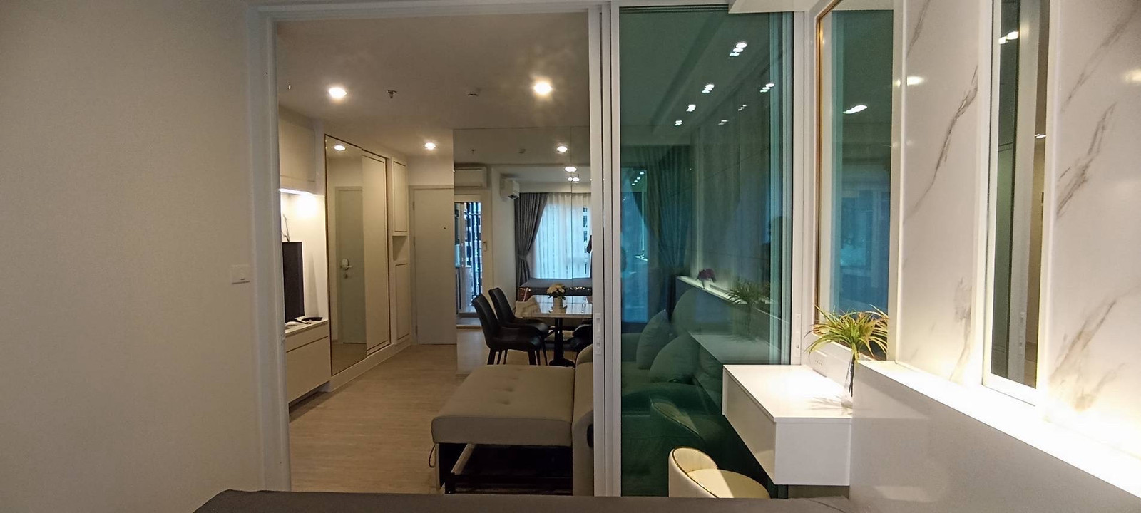 Pool view room, east direction, beautiful room, ready to move in Convenient location to travel