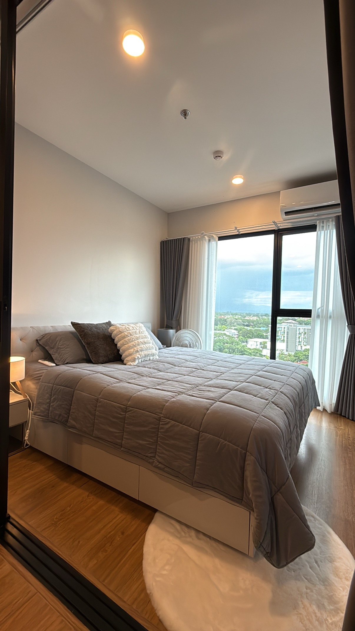 Condo with the best location and most livable. The central part is the most beautiful. Looks modern and not old.