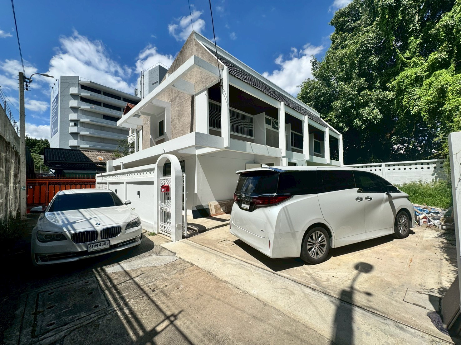 House for rent, completely renovated. Location: Samsen Road, Phra Nakhon District, near the old city / Parliament / Bang Lamphu. House for rent, completely renovated. Location: Samsen Road, Phra Nakhon District, near the old city / Parliament / Bang Lamphu.