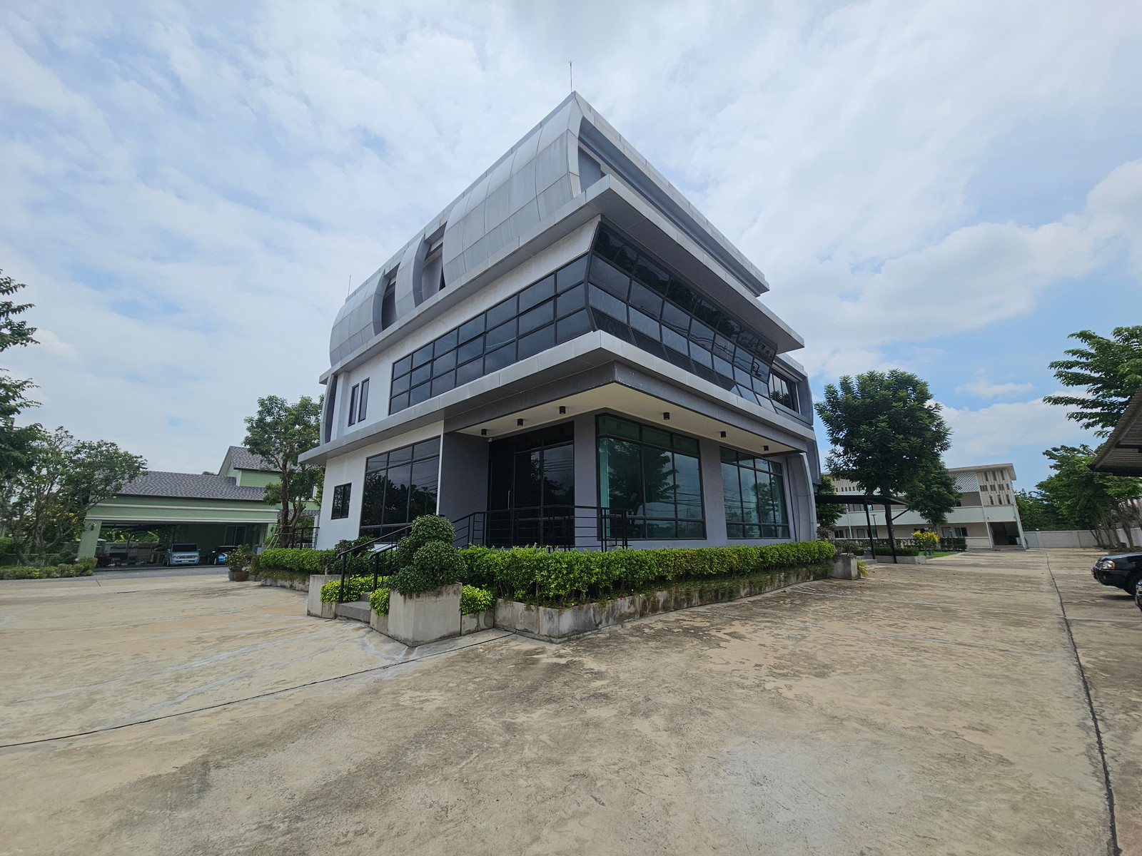 ที่ดินพร้อมสำนักงานและหอพัก พุทธมณฑลสาย 1 #เช่าสำนักงานพุทธมณฑลสาย1 ปล่อยเช่าด่วน! ที่ดินพร้อมอาคารสำนักงานหรู 3 ชั้น หอพักพนักงาน และสิ่งปลูกสร้างครบครัน บนทำเลศักยภาพติดถนนพุทธมณฑลสาย 1 (ซอย 17) เนื้อที่รวมประมาณ 2 ไร่ พื้นที่ใช้สอยรวมอาคารสำนักงานกว่า  – รูปที่ 3