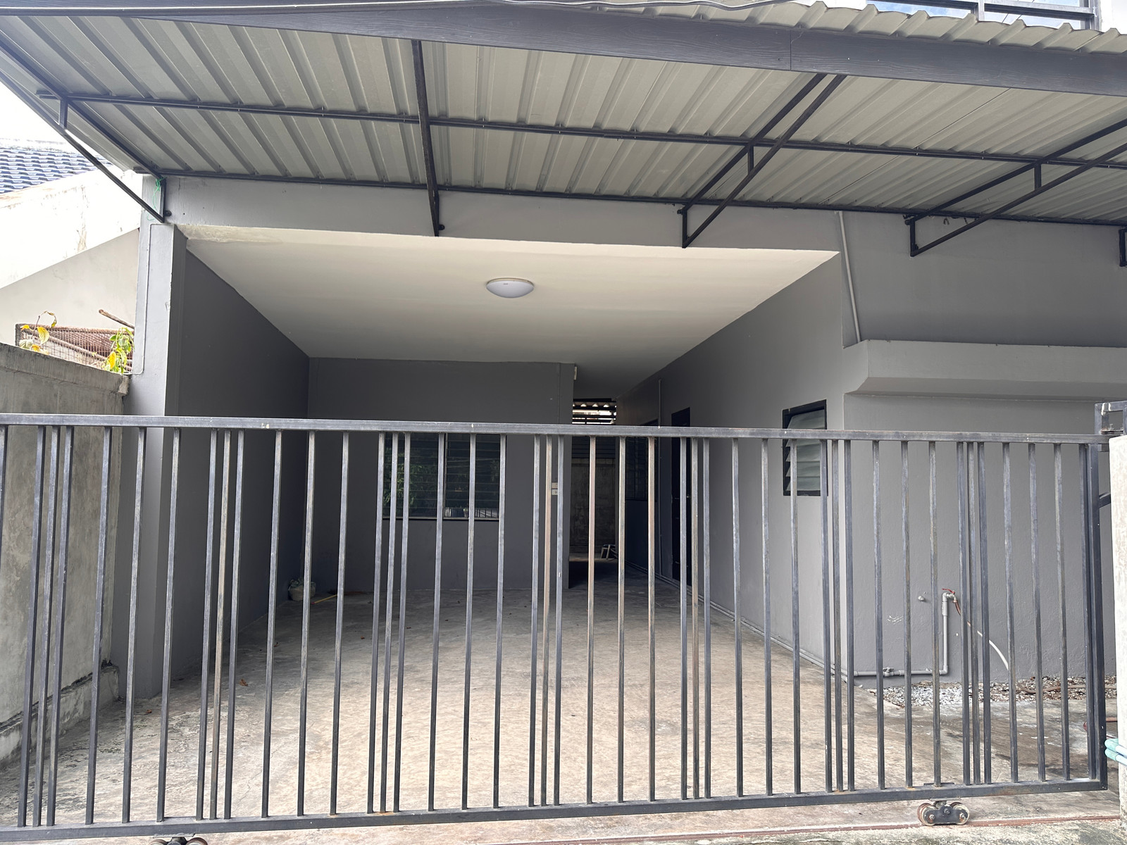 Beautiful townhome, 2 floors, 3 bedrooms, 3 bathrooms, usable area 160 sq m., land 33 sq m., shady village next to Phahon Yothin Road. – รูปที่ 2