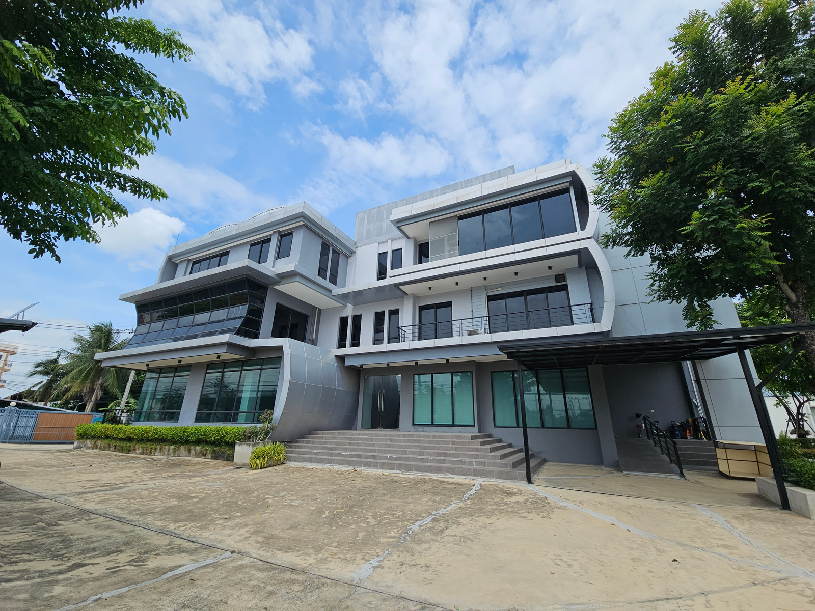 ที่ดินพร้อมสำนักงานและหอพัก พุทธมณฑลสาย 1 #เช่าสำนักงานพุทธมณฑลสาย1 ปล่อยเช่าด่วน! ที่ดินพร้อมอาคารสำนักงานหรู 3 ชั้น หอพักพนักงาน และสิ่งปลูกสร้างครบครัน บนทำเลศักยภาพติดถนนพุทธมณฑลสาย 1 (ซอย 17) เนื้อที่รวมประมาณ 2 ไร่ พื้นที่ใช้สอยรวมอาคารสำนักงานกว่า ที่ดินพร้อมสำนักงานและหอพัก พุทธมณฑลสาย 1 #เช่าสำนักงานพุทธมณฑลสาย1 ปล่อยเช่าด่วน! ที่ดินพร้อมอาคารสำนักงานหรู 3 ชั้น หอพักพนักงาน และสิ่งปลูกสร้างครบครัน บนทำเลศักยภาพติดถนนพุทธมณฑลสาย 1 (ซอย 17) เนื้อที่รวมประมาณ 2 ไร่ พื้นที่ใช้สอยรวมอาคารสำนักงานกว่า