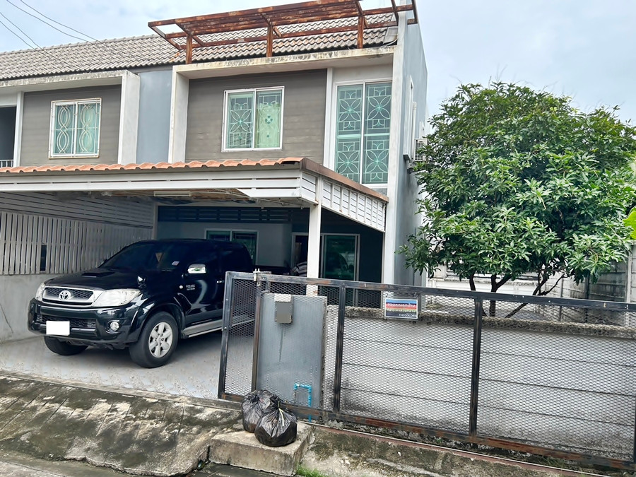 Townhouse 3 bedrooms Areeya The Colors Tiwanon near Muang Thong Thani Robinson Srisamarn Townhouse 3 bedrooms Areeya The Colors Tiwanon near Muang Thong Thani Robinson Srisamarn