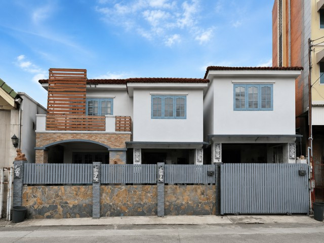MRT Sutthisan 4km. LatPhrao 60-66 Two-story detached house 5bed 3bath near MRT Chokchai 4 450 m. Land size 55 sq.wa. with over 350 sq.m. usable area. Fully furnished with appliances and private garden. Suitable for residence or home office. MRT Sutthisan 4km. LatPhrao 60-66 Two-story detached house 5bed 3bath near MRT Chokchai 4 450 m. Land size 55 sq.wa. with over 350 sq.m. usable area. Fully furnished with appliances and private garden. Suitable for residence or home office.