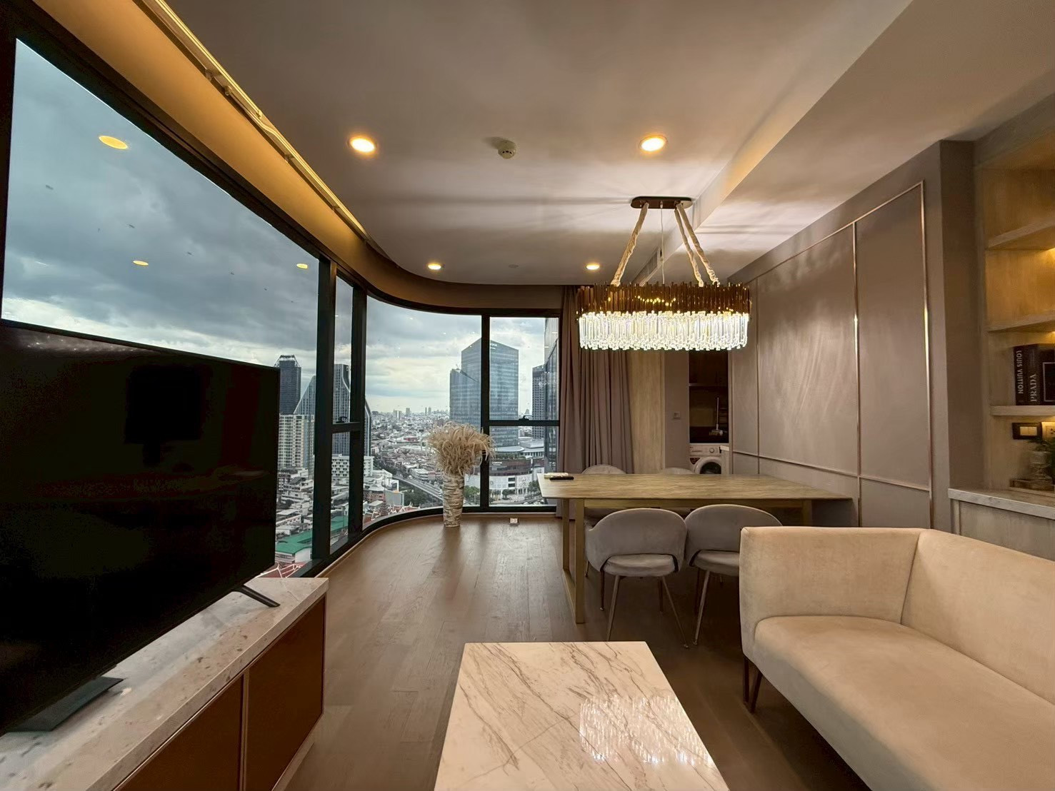 🔥 URGENT ASHTON CHULA-SILOM (2 bedrooms, 1 bathroom) space allocated perfectly. Gives a feeling of airiness and high privacy. With the best price deal in the project Both for rent and purchase for investment.
