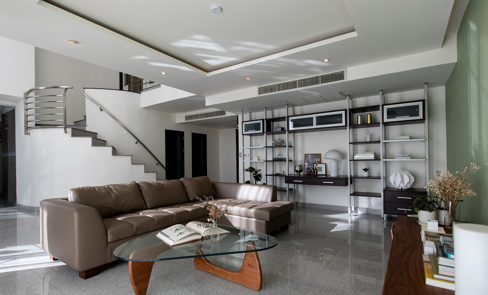🐱🐶For Rent ✨Pet-friendly Apartment in Sukhumvit 71✨ Duplex 2 beds, 3 baths, size 208 sqm, Near BTS , Tel.0982645161