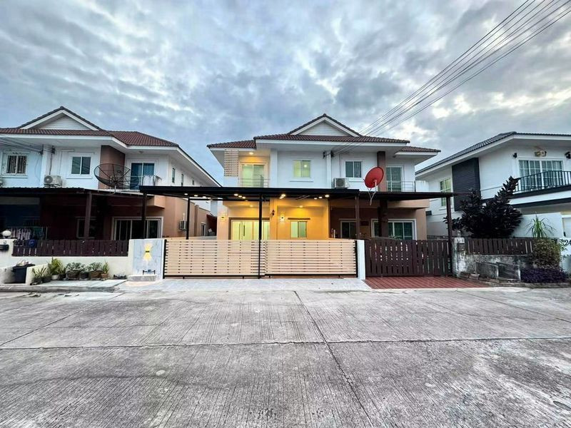 ขายบ้านแฝดศรีราชา ศรีนครินทร์–นาพร้าว 4 ห้องนอน รีโนเวทใหม่ ขายบ้านแฝดศรีราชา ศรีนครินทร์–นาพร้าว 4 ห้องนอน รีโนเวทใหม่