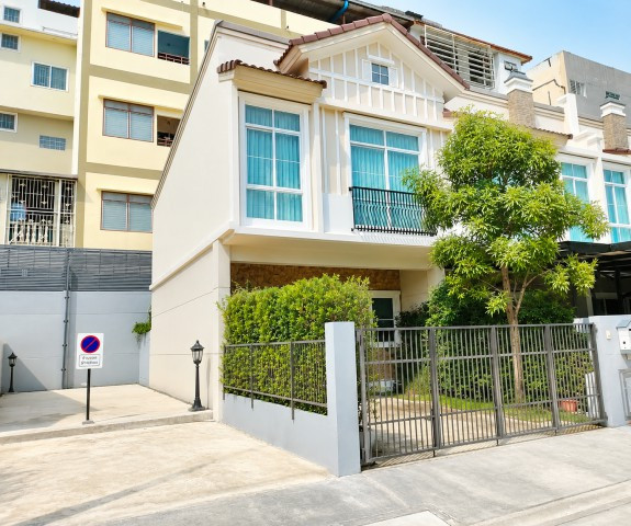 near Number One Market Ramkhamhaeng 2 700 m. Corner townhome with 2 bed 3 bath near Ramkhamhaeng Uni