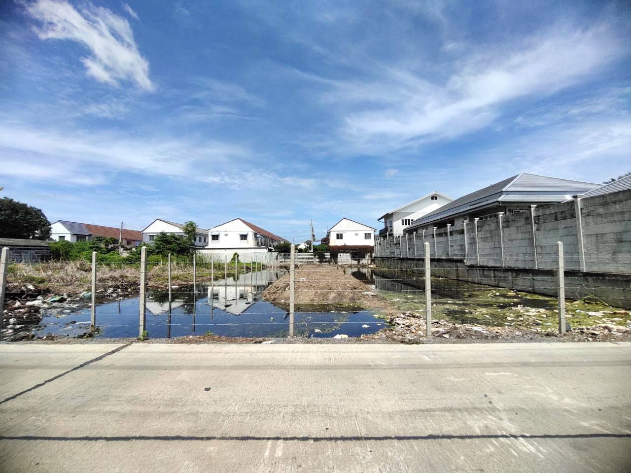 Land 1 ngan 80 sq m, good price 19,000/sq m, Soi Rai Khing 16, Soi Mo Si, Om Yai, through Borom - Phetkasem Road, many entrances and exits.