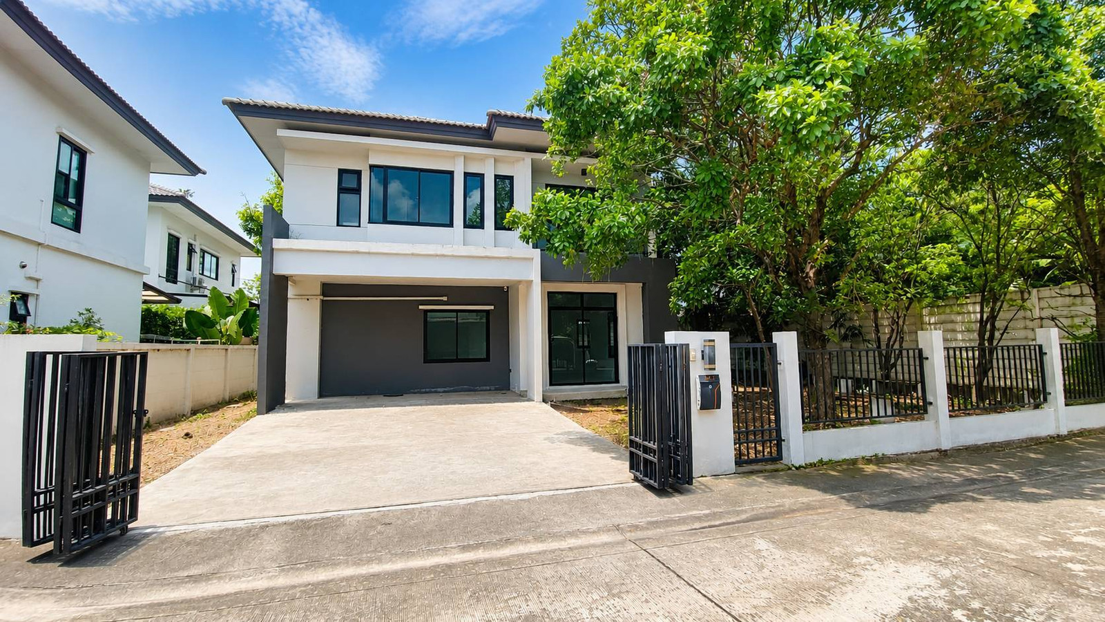 Resale detached house, large land Ramindra Ring Road location, close to Chatuchot Expressway, only 2 km. Resale detached house, large land Ramindra Ring Road location, close to Chatuchot Expressway, only 2 km.