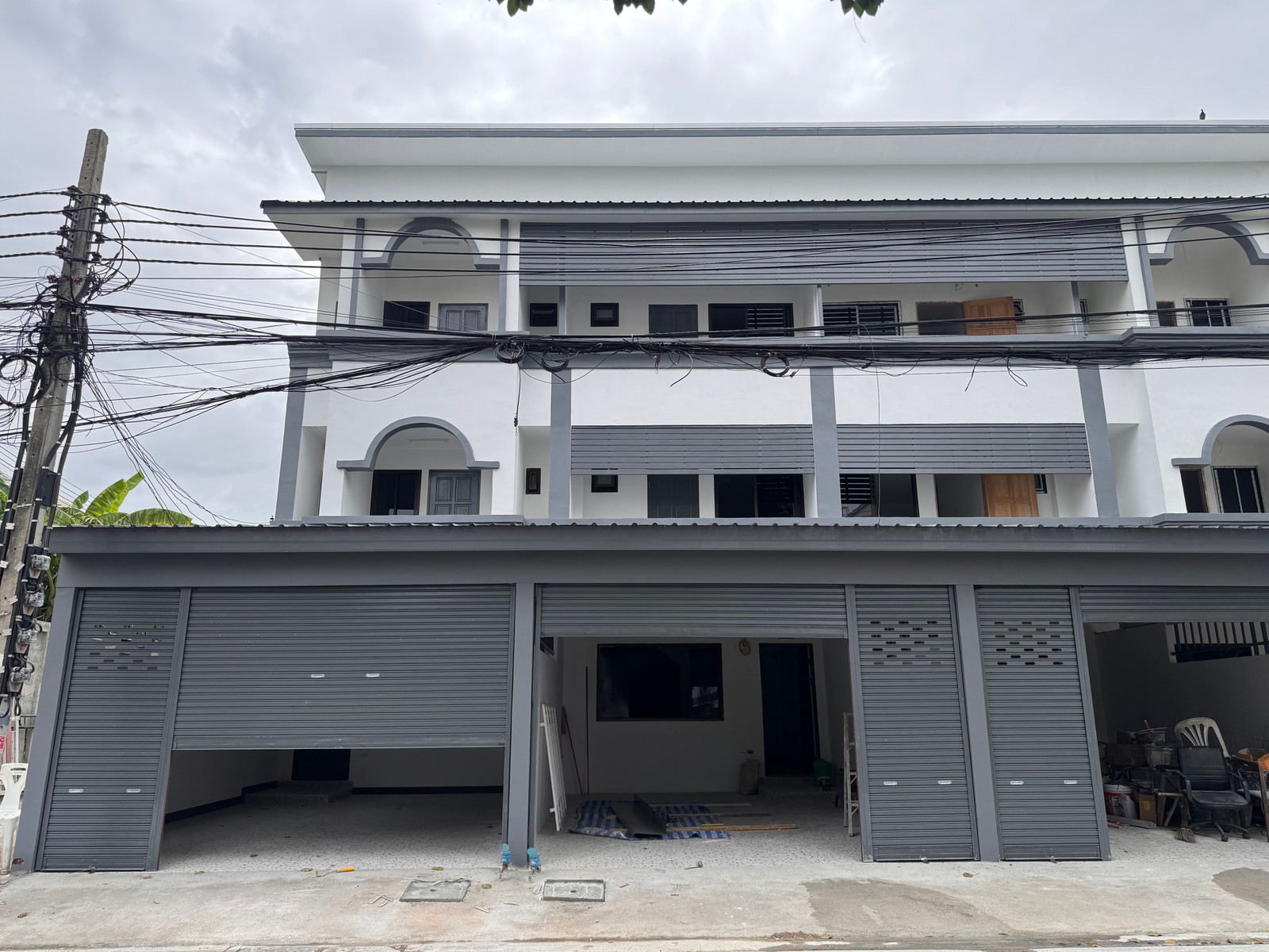 Townhome for rent (very newly renovated house) has 3 floors, in front of the alley there is MRT Tiwanon. Townhome for rent (very newly renovated house) has 3 floors, in front of the alley there is MRT Tiwanon.