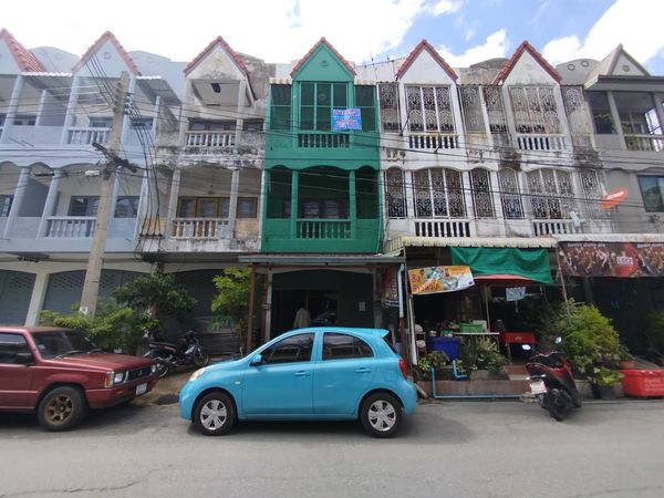 ขายอาคารพาณิชย์ 3ชั้น หมู่บ้าน ช.รุ่งเรือง 6   20 ตรว.
