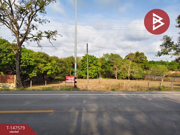 Empty land for sale, area 2 rai, Na Yai Am District, Chanthaburi, good location, next to the road.