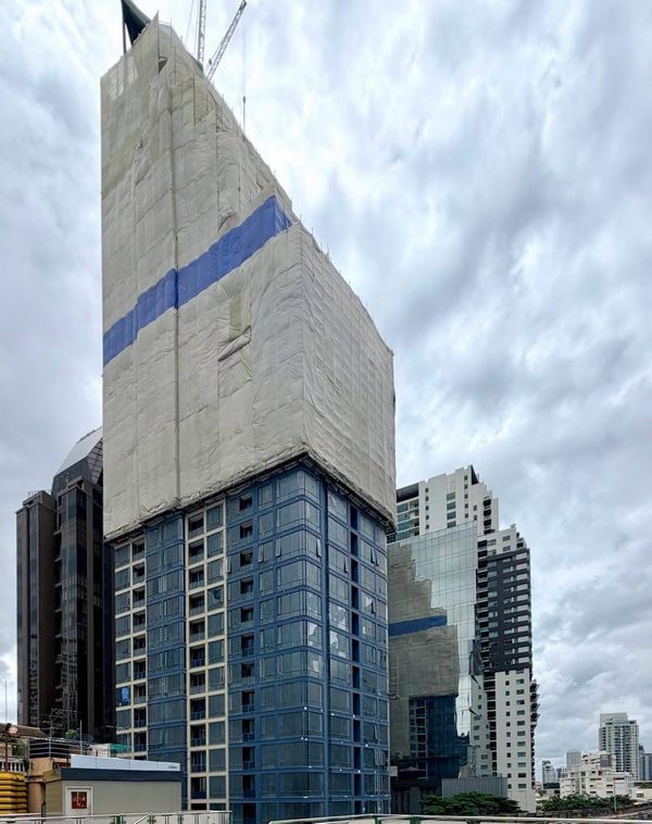 New Pet Friendly Luxury Condo with Rare Large Layout near BTS Phrom Phong Walking Distance to Emporium and EmQuartier Sukhumvit