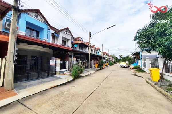 Townhouse for sale, 18 sq m, Krisada Nakhon 26, Nakhon Chai Si, Nakhon Pathom, only 300 meters from Phetkasem Road.