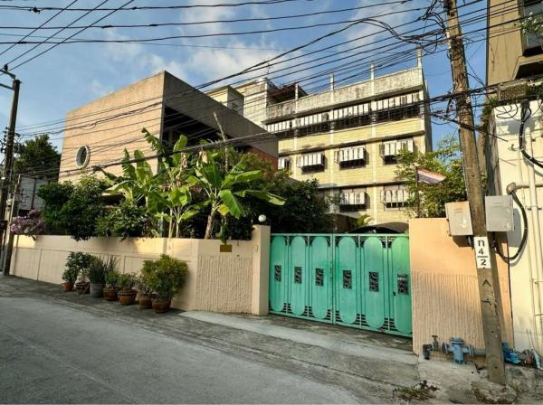 Land with buildings, 210 square wah, Soi Pridi Phanomyong 42. / 210 Square Wa (FOR SALE) GNG214