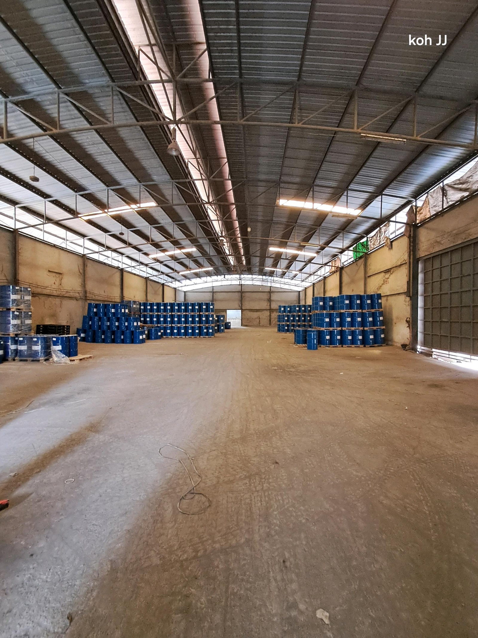 Factory with warehouse in Bang Pla area, Soi Chanachok 12, area 1 rai 1 ngan 7 sq m., good location, large vehicles easy to get in and out. Suitable for a factory or warehouse.