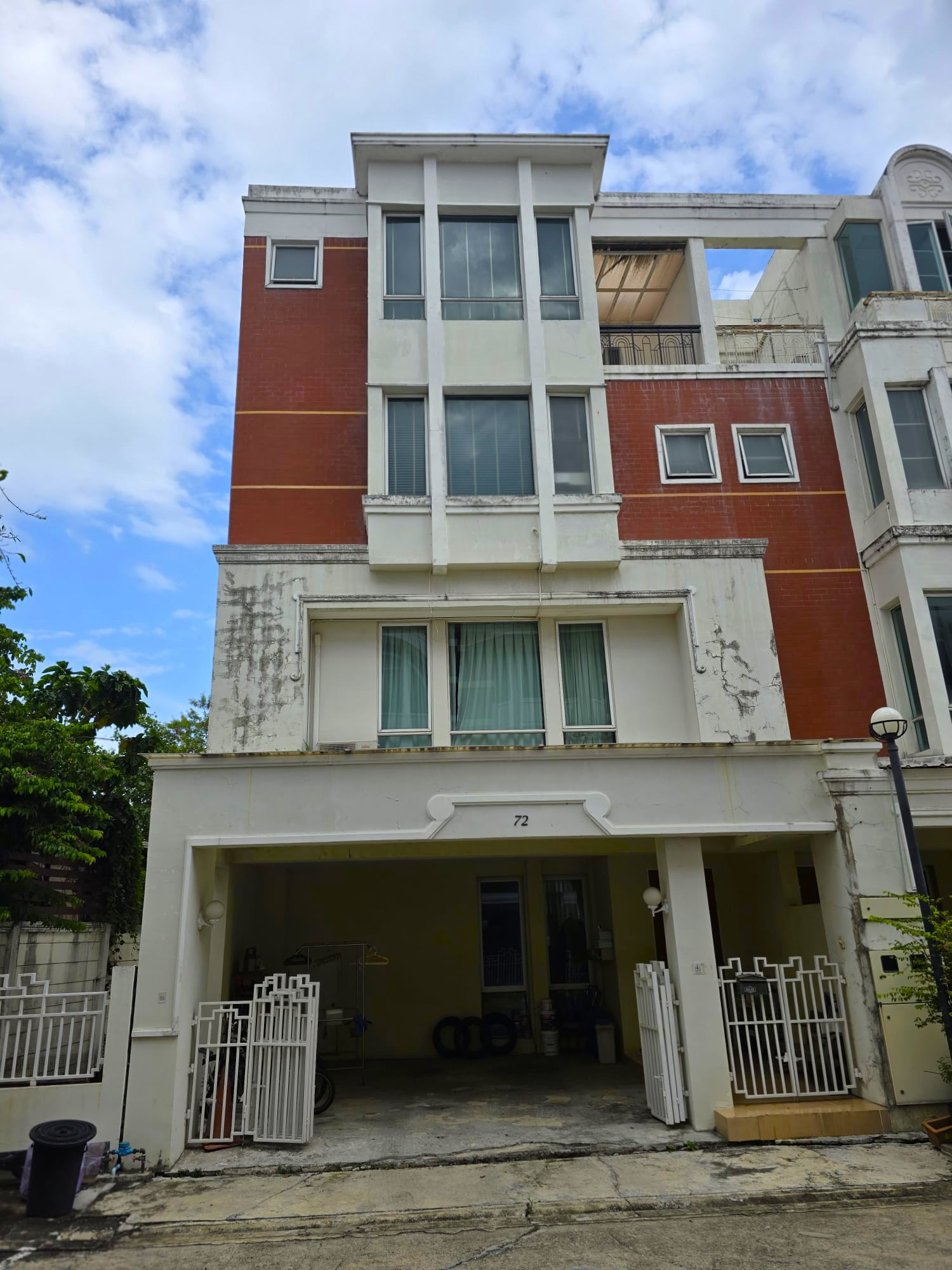 บ้านรวิภา อุดมสุข 39/1 ขายทาวน์โฮมหลังมุม 4 ชั้น 5นอน 5น้ำ  ทำเลดี หายาก 