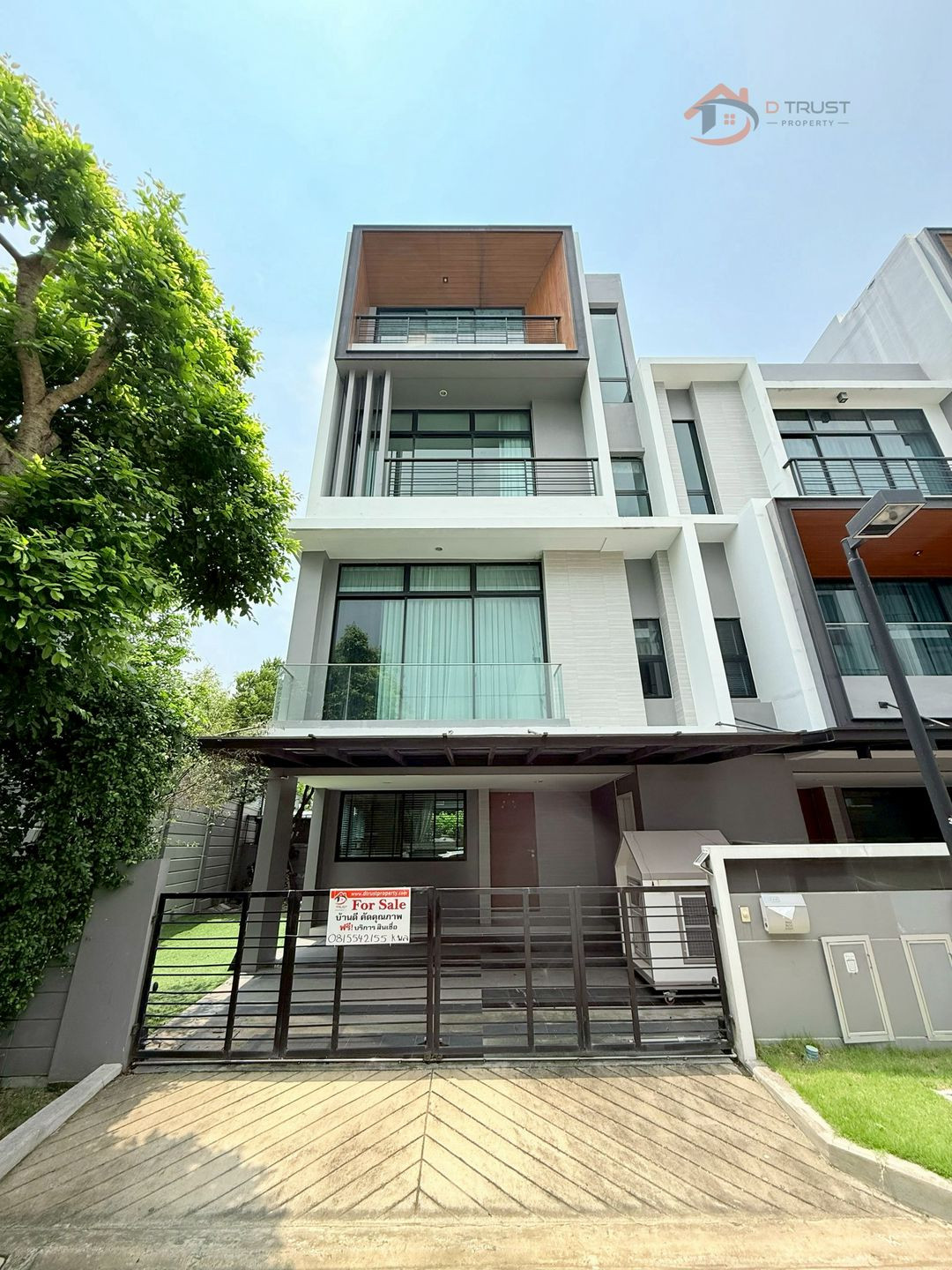 Luxury townhome for sale, Nirvana Define Srinakarin-Rama9, corner house, has space on the side. Luxury townhome for sale, Nirvana Define Srinakarin-Rama9, corner house, has space on the side.