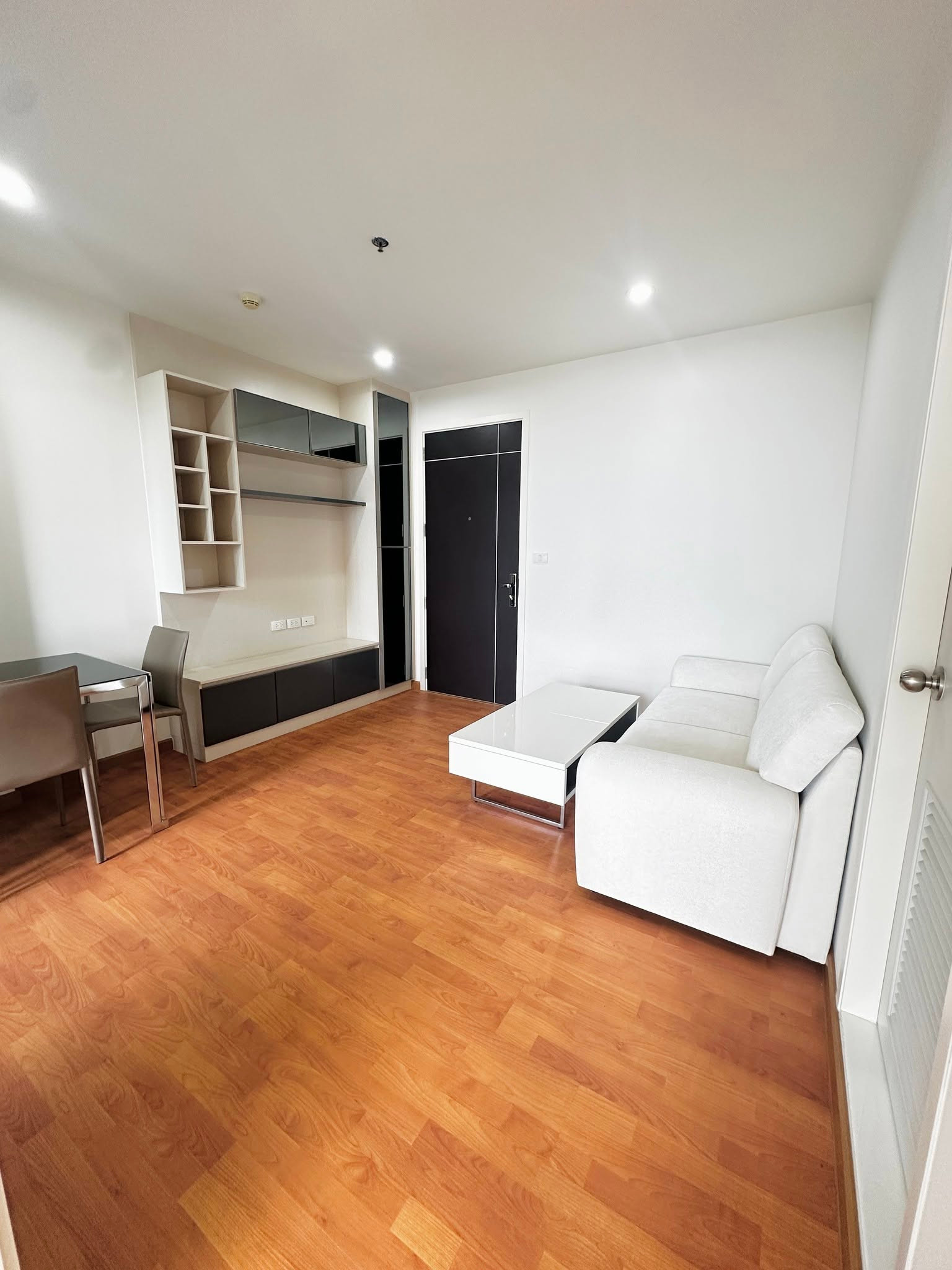 Condo for sale, The President Phetkasem-Bang Khae, only 2.2 million baht. Condo for sale, The President Phetkasem-Bang Khae, only 2.2 million baht.