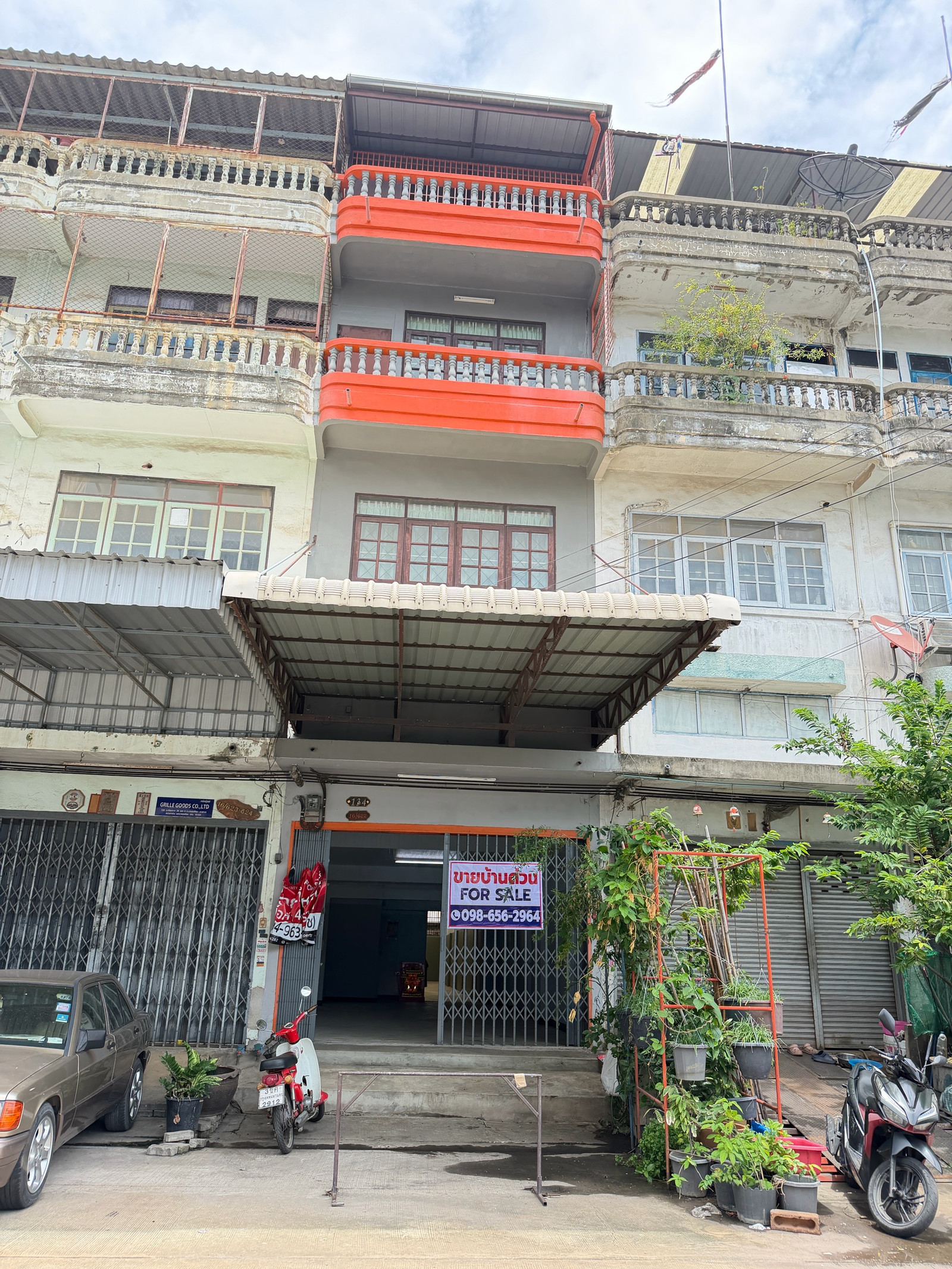 🏢 ขายอาคารพาณิชย์ 3 ชั้นครึ่ง ทำเลเทียนทะเล 26 แยก 7  📍 ซอยเทียนทะเล 26 แยก 7 แขวงท่าข้าม เขตบางขุนเทียน กรุงเทพฯ  💰 ราคาขาย 4.5 ล้านบาท ค่าโอนกรรมสิทธิ์ 50/50  ✨ เพิ่งปรับปรุงใหม่ พร้อมใช้งาน  รายละเอียดทรัพย์ • อาคารพาณิชย์ 3 ชั้นครึ่ง • 