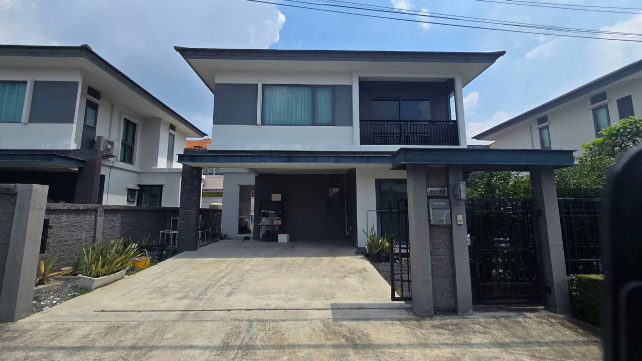 Single house for sale, Britannia Km.12, near Suvarnabhumi Airport. Near Luang Pho To Temple