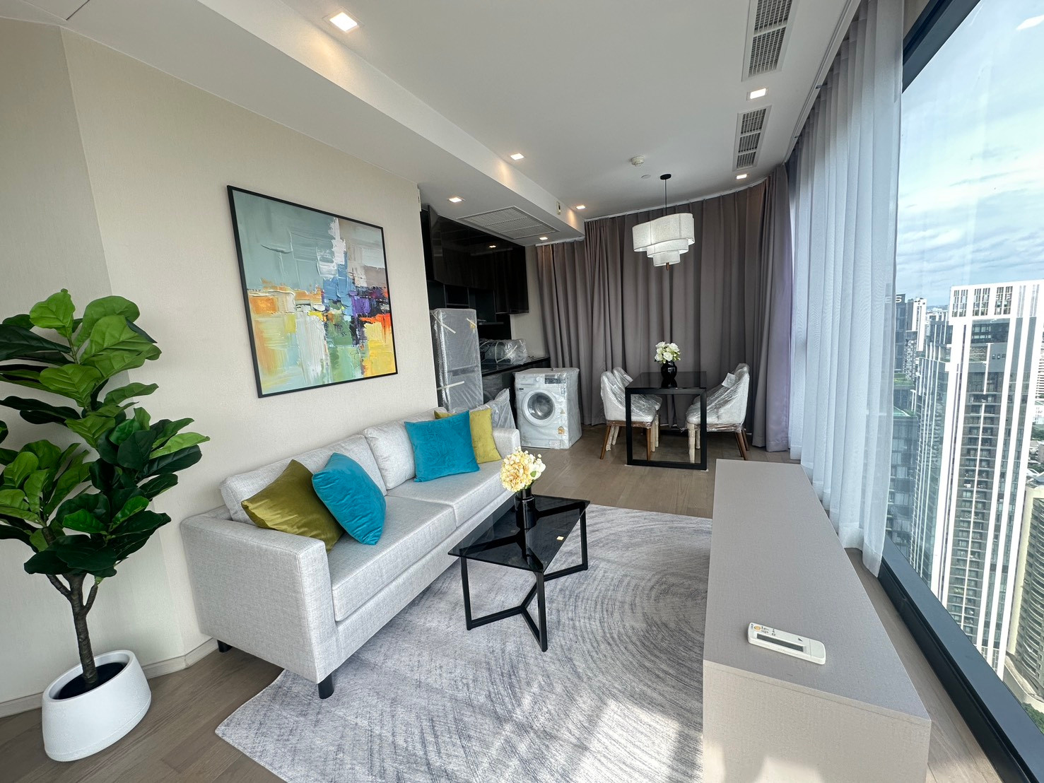 FOR RENT ** Ashton Asoke 2 bed 1 bath @65,000 /month Call 096-2615656 Rental Price: 65,000 Baht / Month Near MRT: Sukhumvit Station Unit Size: 64 sq.m. 2 bedrooms / 2 bathrooms Decoration: Fully Furnished *** Minimum 12-month lease required ***