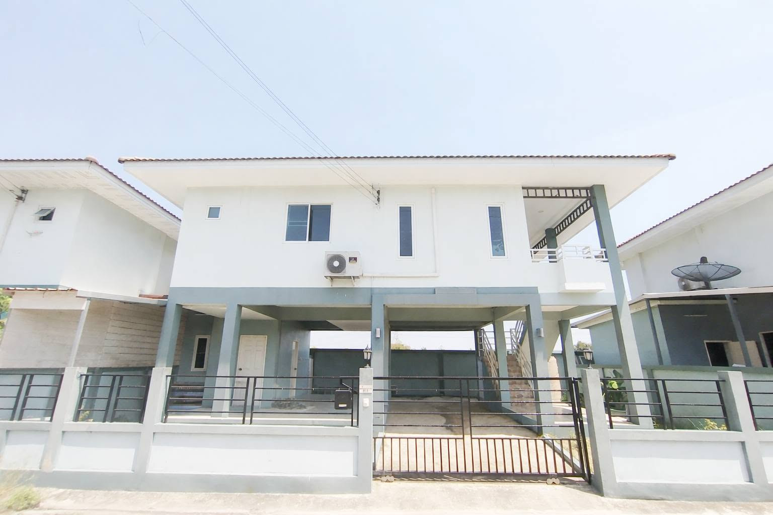 ⭐️For sale: semi-detached house, detached house ✅ Ratirat 3 (Lat Pla Duk - Khlong Ta Chom), front of the house - back of the house is not connected to anyone. Convenient location near Phimonrat Hospital and 2 van lines.